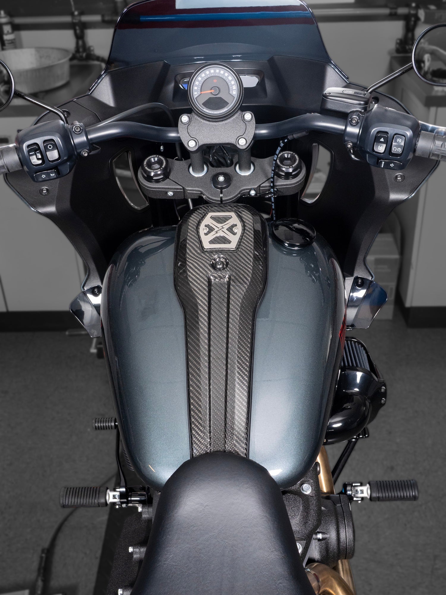 ストーブ DaSH Carbon Fiber Center Fuel Tank Dash - M8 Low Riders Models
